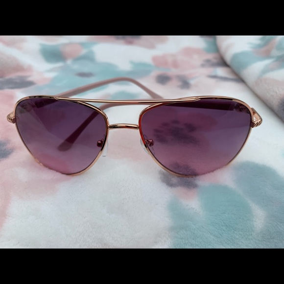 Jessica Simpson Sunglasses with Case - Picture 3 of 4